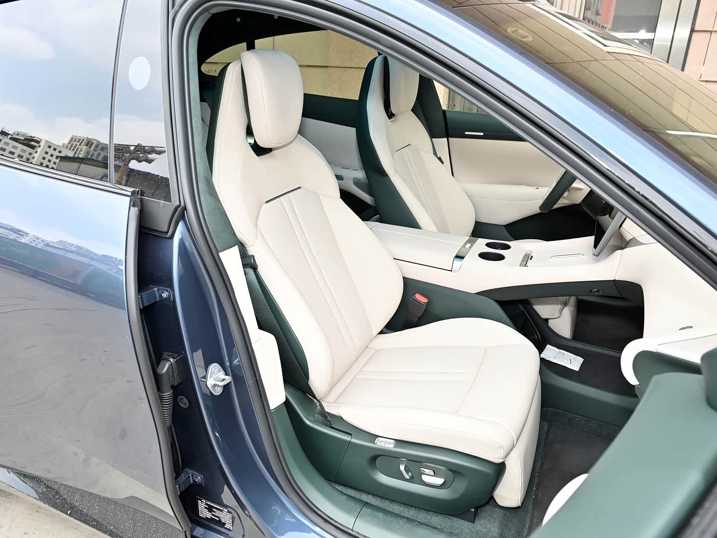 Xiaomi YU7 Max yard interior — cream seats and door trim