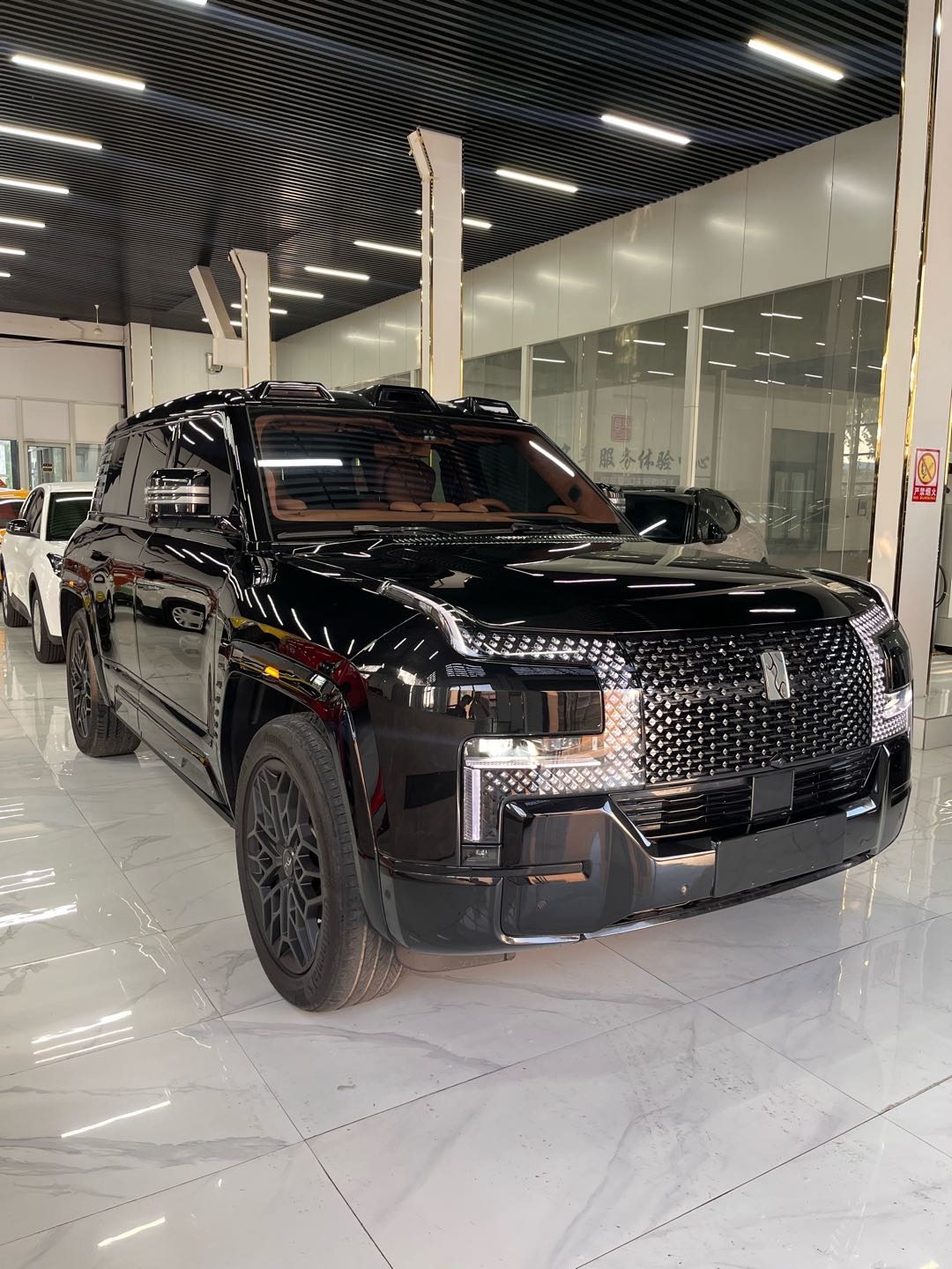 View of 2024 Yangwang U8 33,000km Used AWD Luxury SUV  - Image 3