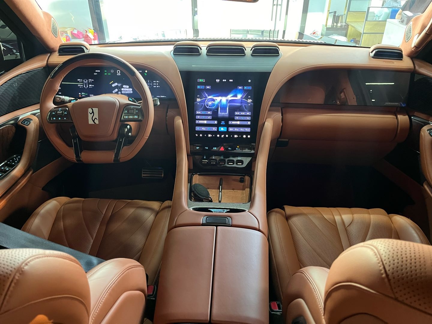 View of 2024 Yangwang U8 33,000km Used AWD Luxury SUV  - Image 4