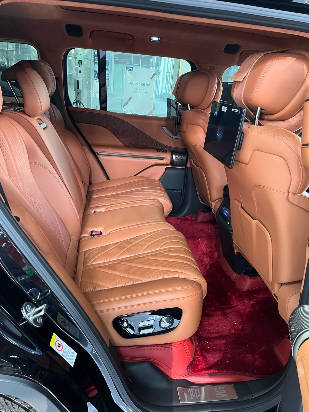 View of 2024 Yangwang U8 33,000km Used AWD Luxury SUV  - Image 5