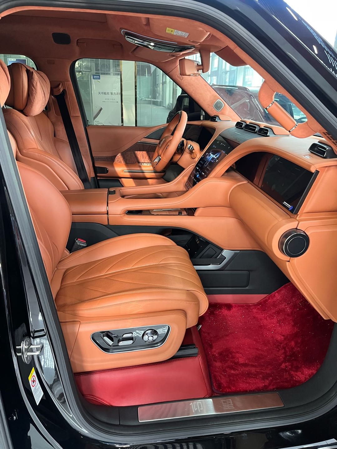View of 2024 Yangwang U8 33,000km Used AWD Luxury SUV  - Image 6