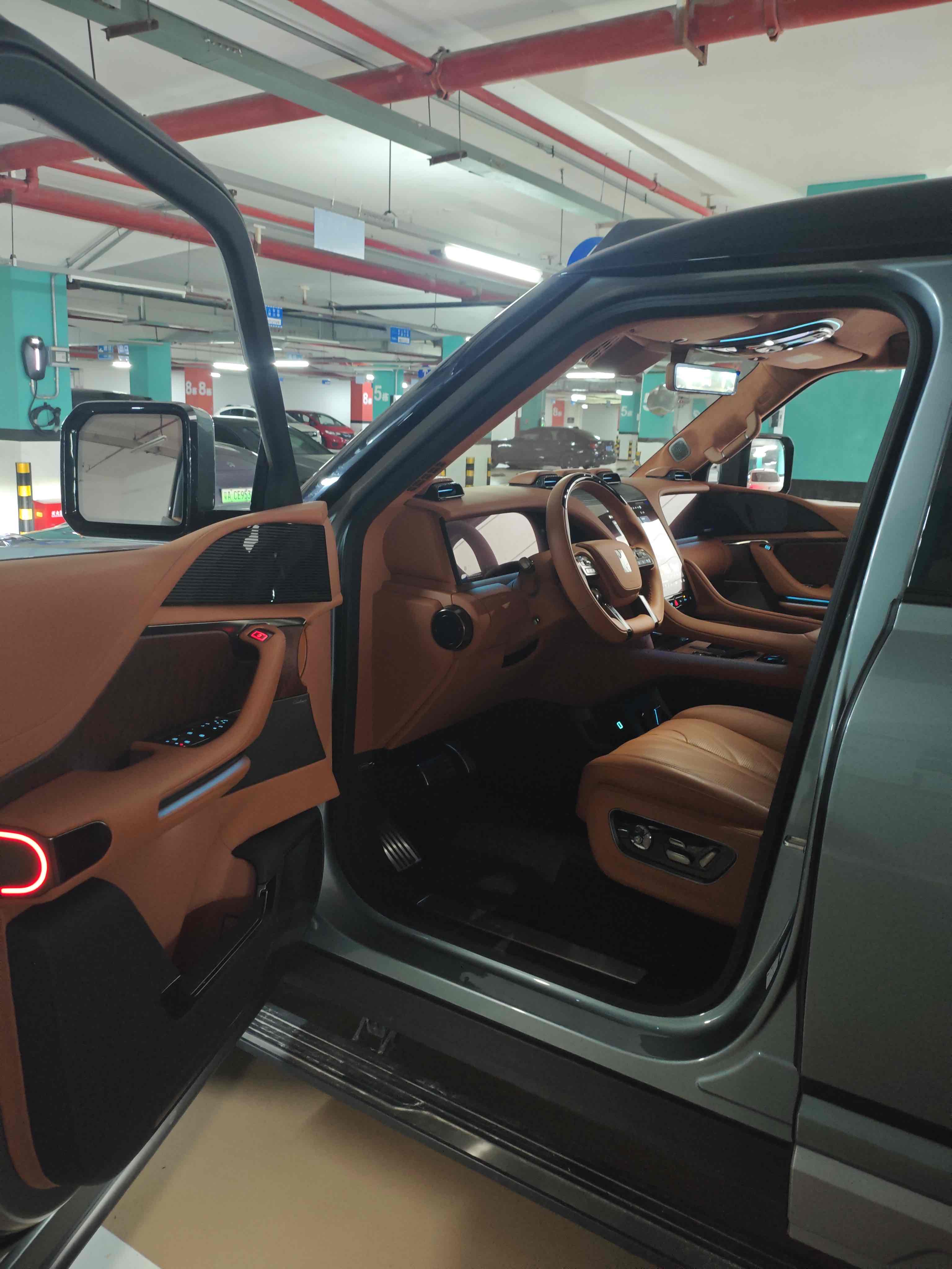 Used 2024 Yangwang U8 28,000km AWD Luxury SUV - View 4