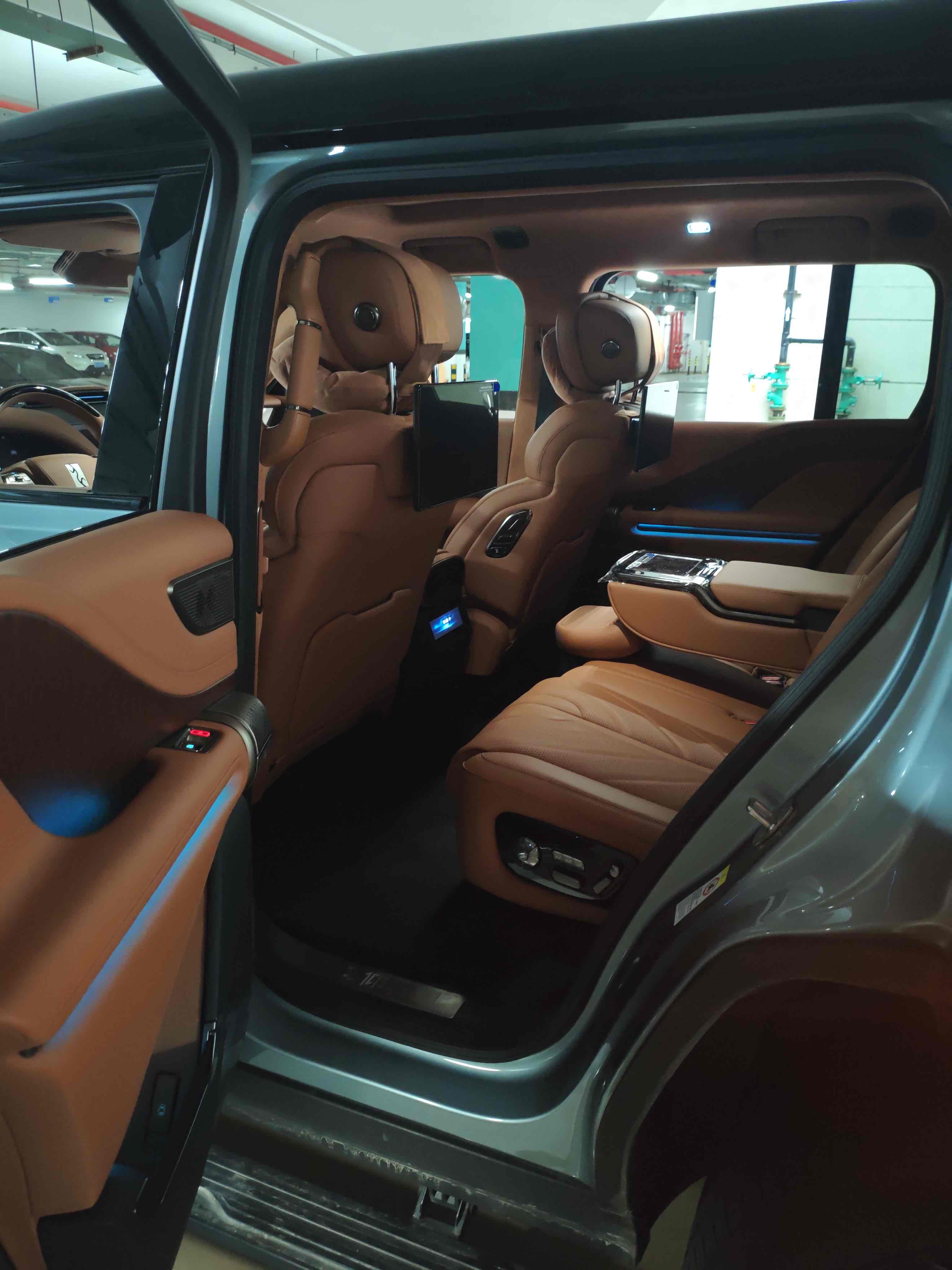 Used 2024 Yangwang U8 28,000km AWD Luxury SUV - View 6
