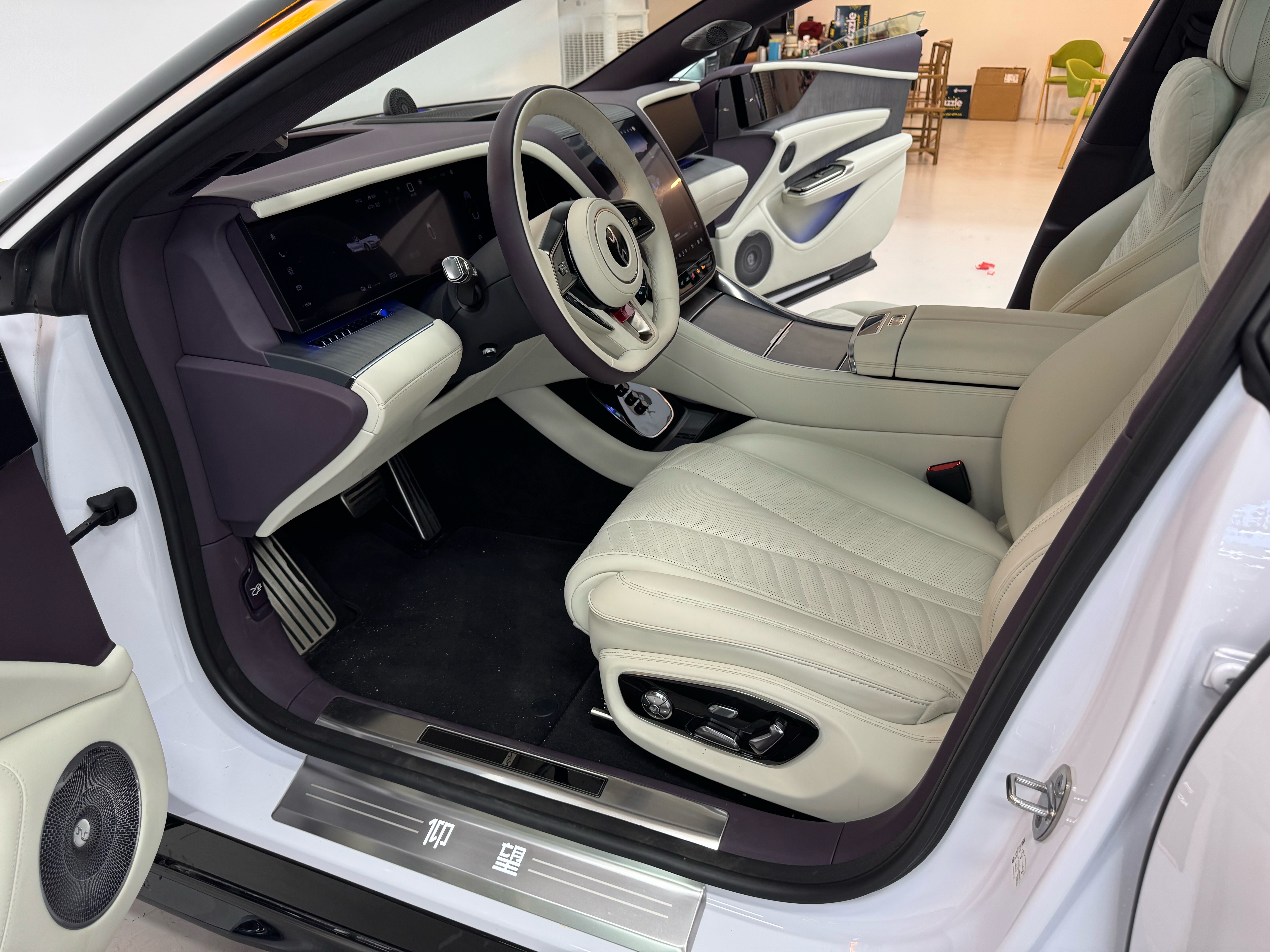 BYD 2025 Yangwang U7 EV Brand NEW AWD Luxury Sedan - View 3