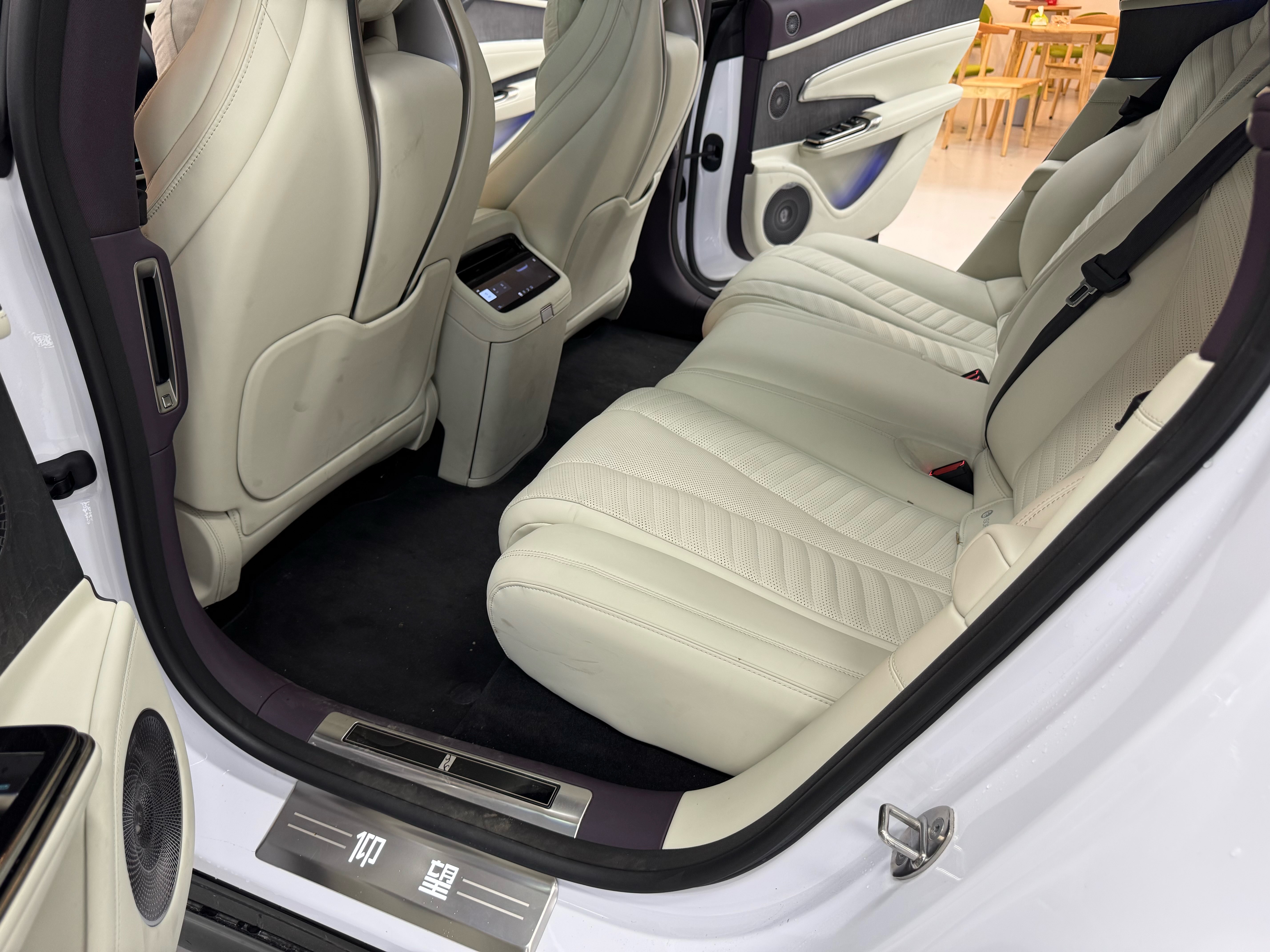 BYD 2025 Yangwang U7 EV Brand NEW AWD Luxury Sedan - View 5