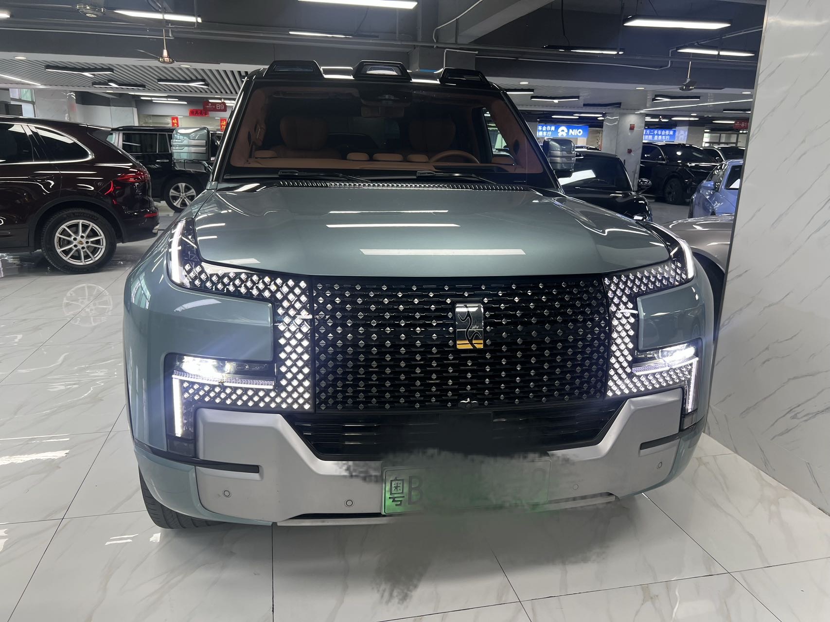 Pre-owned 2023 Yangwang U8 Luxury SUV 33,000km - View 3