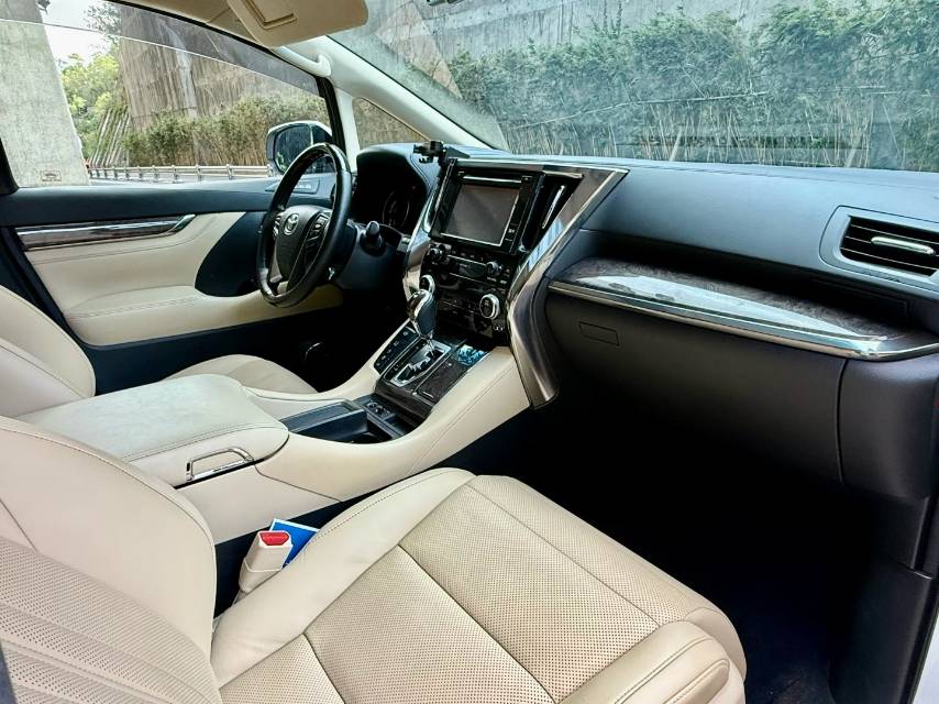 Used Used 2018 Toyota Alphard - 70000 km - Image 5