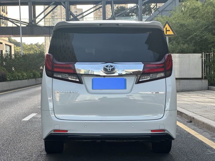 Used Used 2016 Toyota Alphard - 99000 km - Image 4