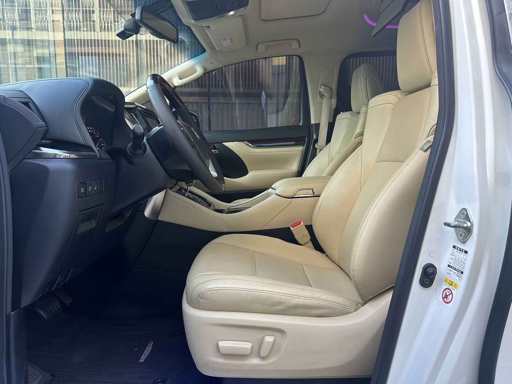 Used Used 2016 Toyota Alphard - 99000 km - Image 5