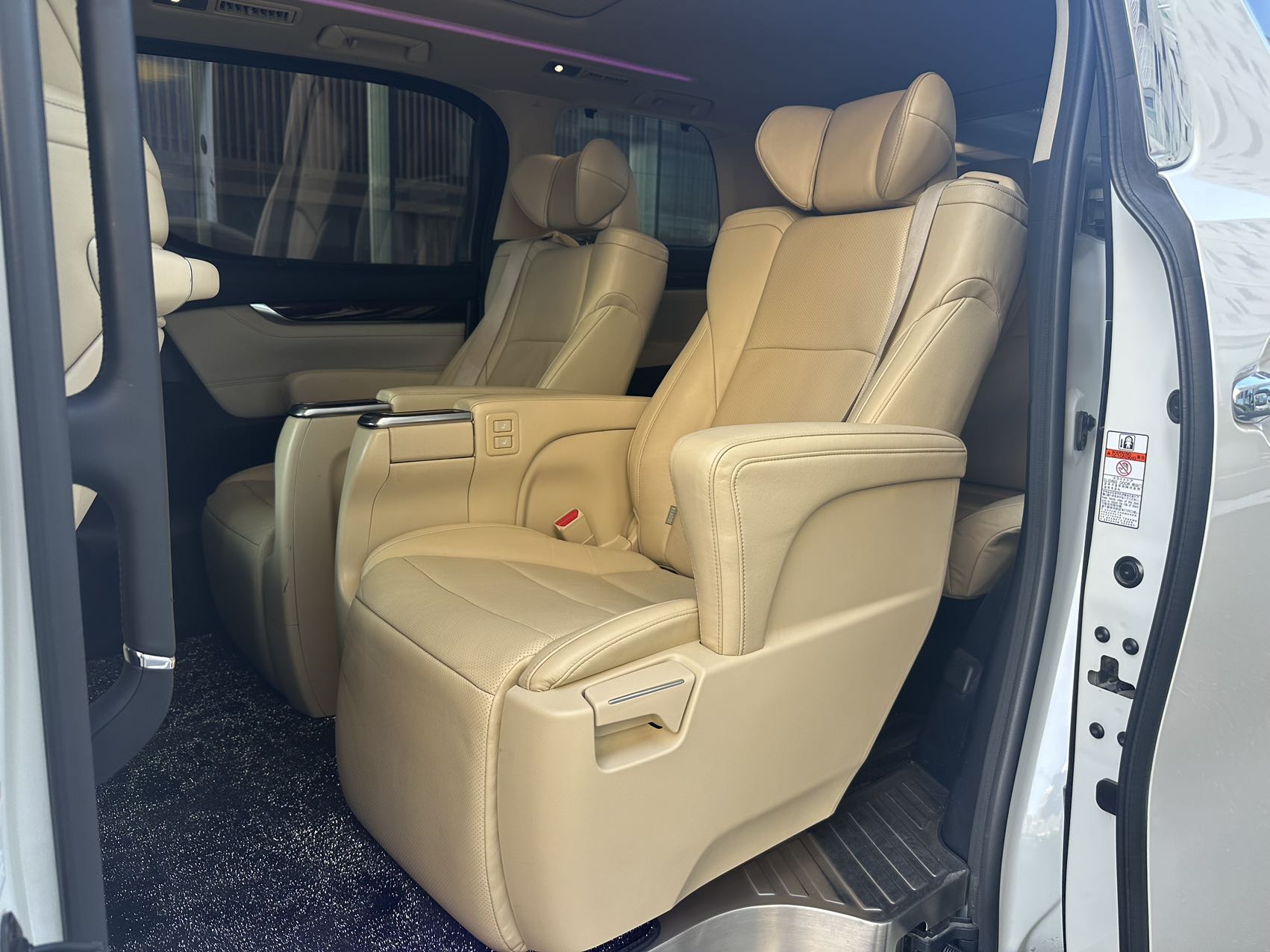Used Used 2016 Toyota Alphard - 99000 km - Image 6