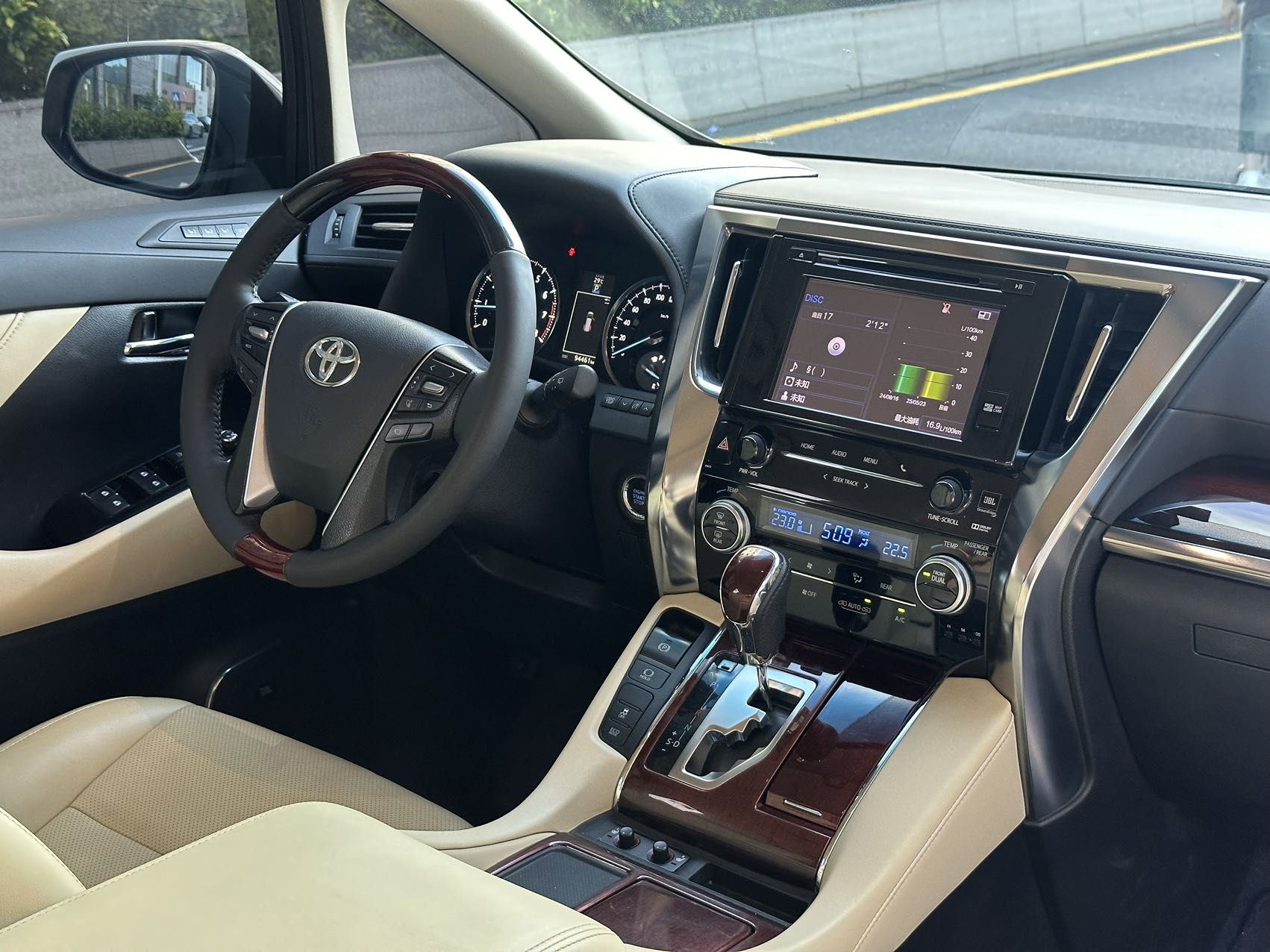 Used Used 2016 Toyota Alphard - 99000 km - Image 10