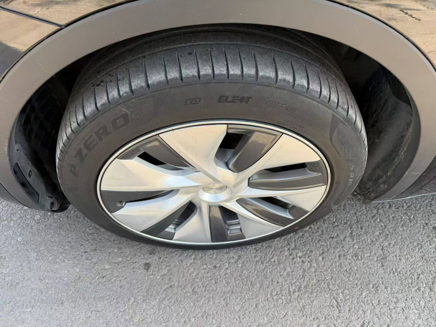 View of Tesla Model Y 2022 Facelift Rear-Wheel Drive 150,000 km  - Image 3