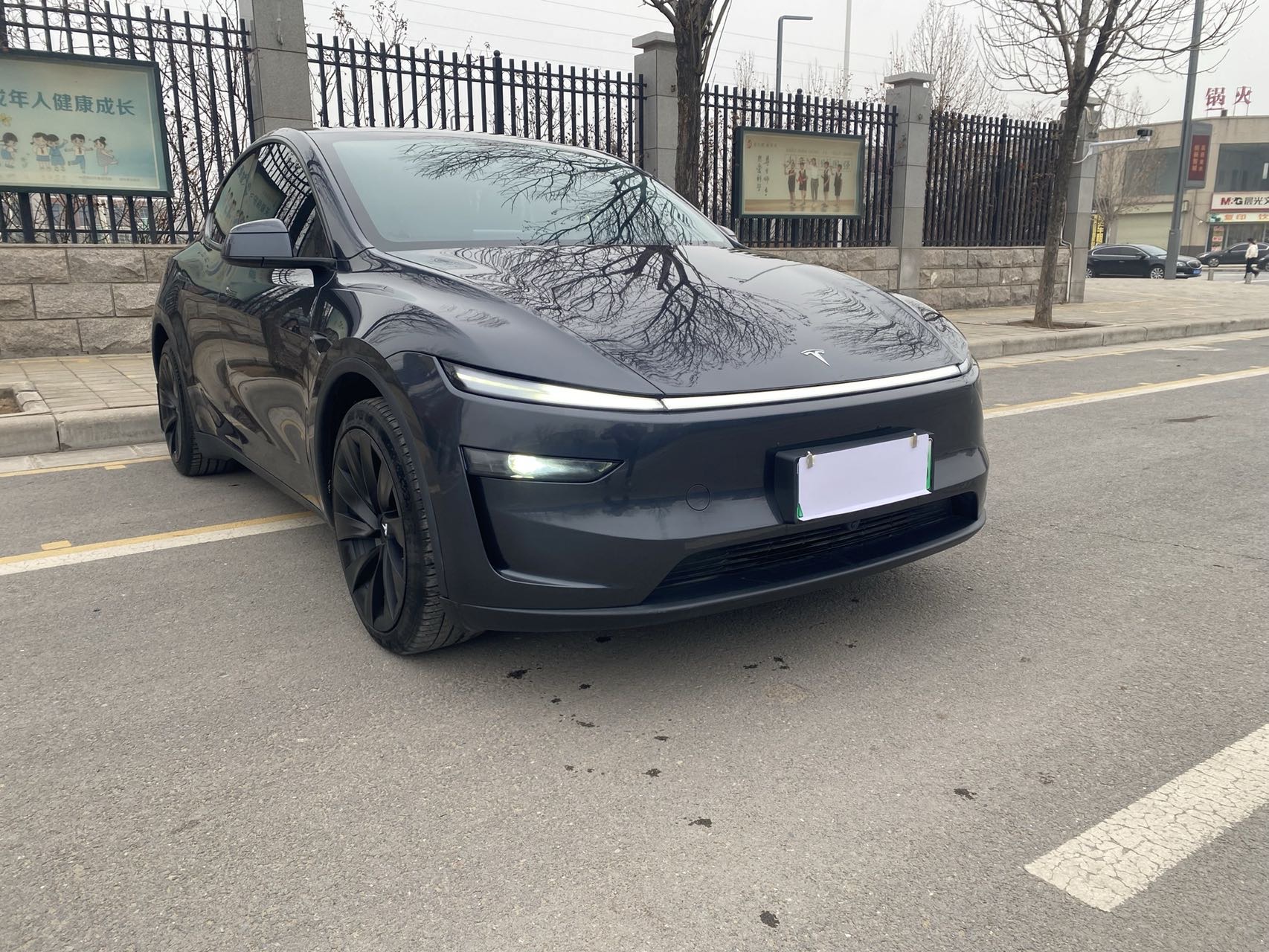 Tesla Model Y 2025 Long Range All-Wheel Drive 18,000 km - View 3