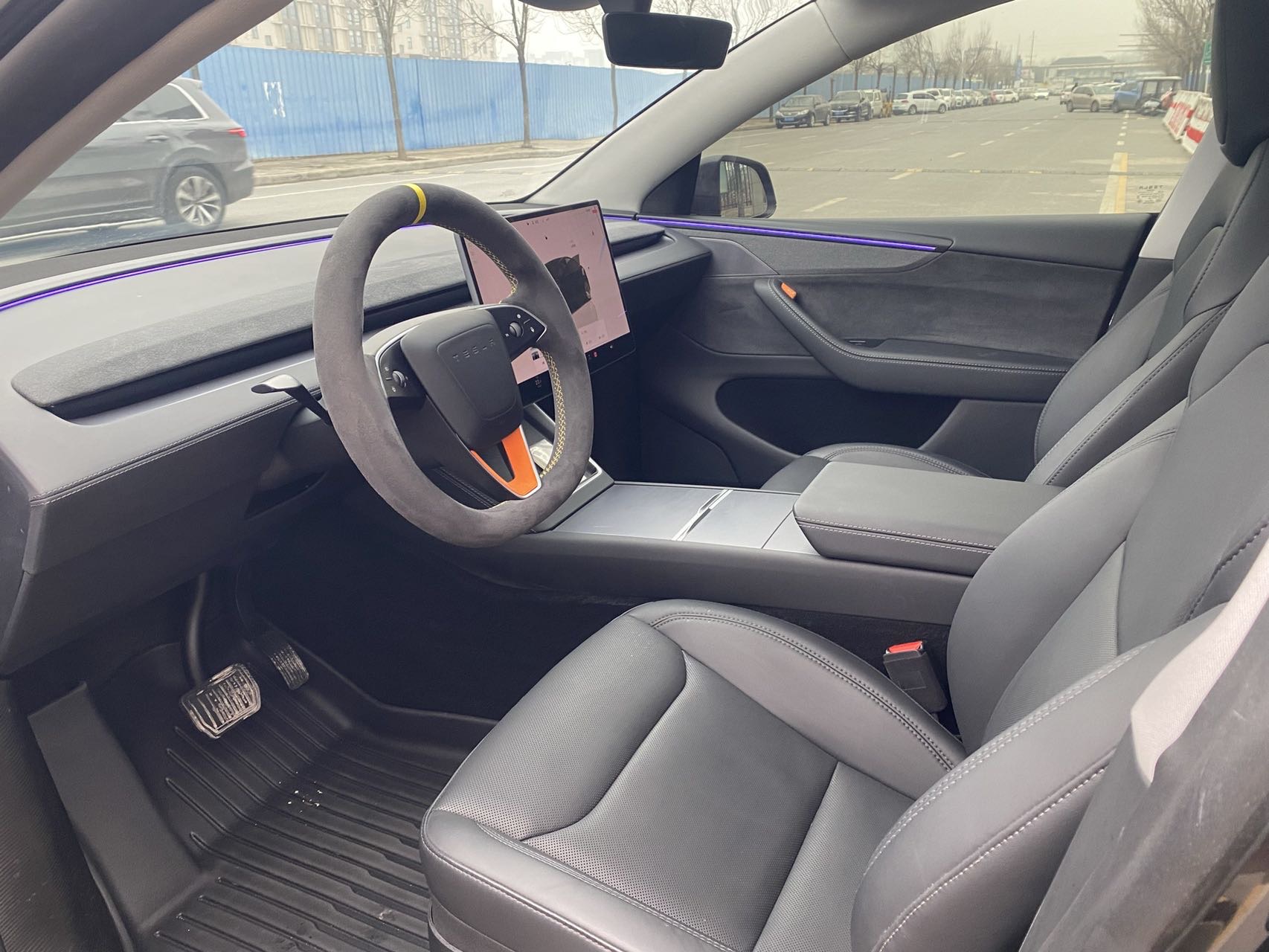 Tesla Model Y 2025 Long Range All-Wheel Drive 18,000 km - View 4