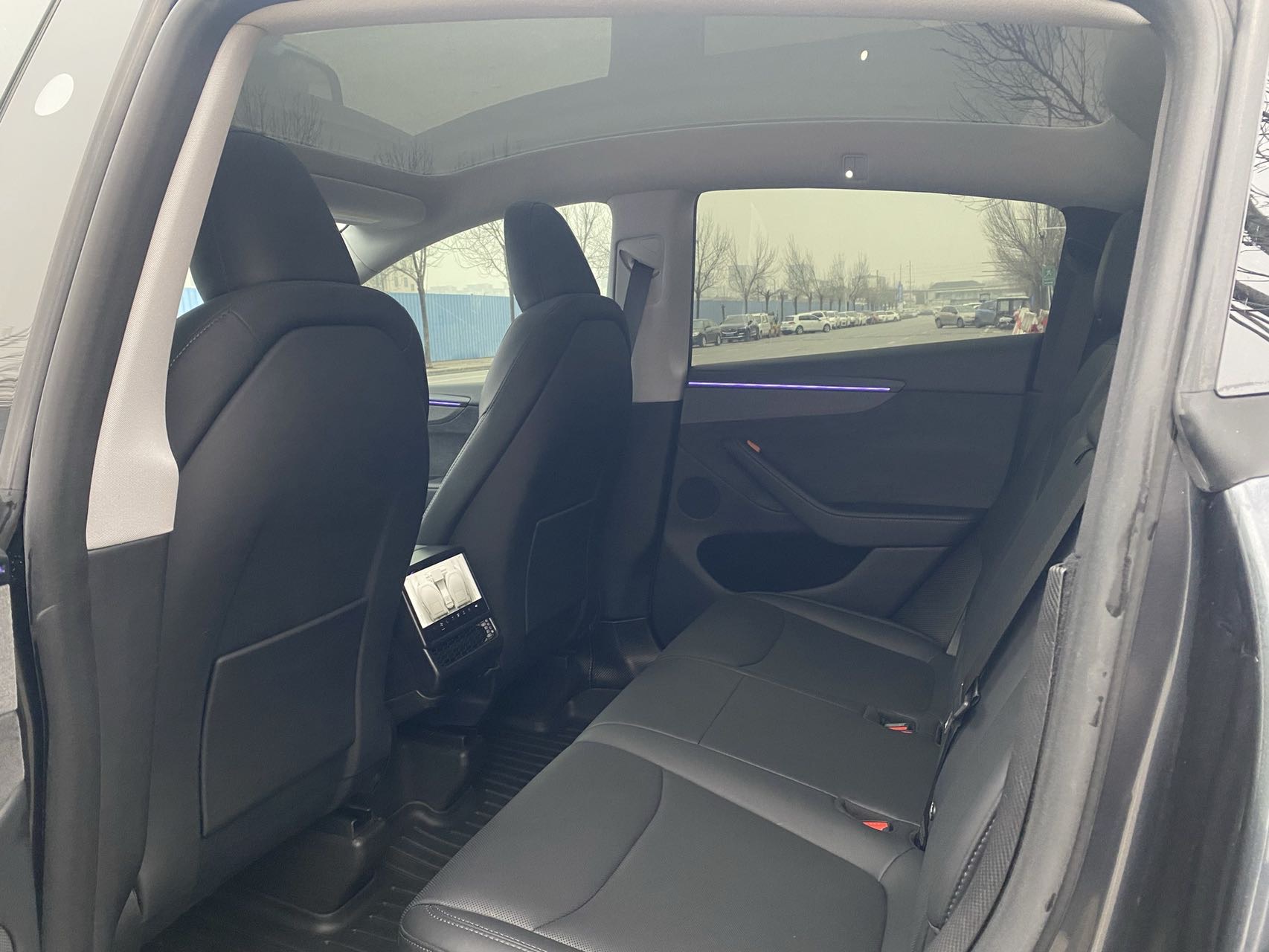 Tesla Model Y 2025 Long Range All-Wheel Drive 18,000 km - View 5