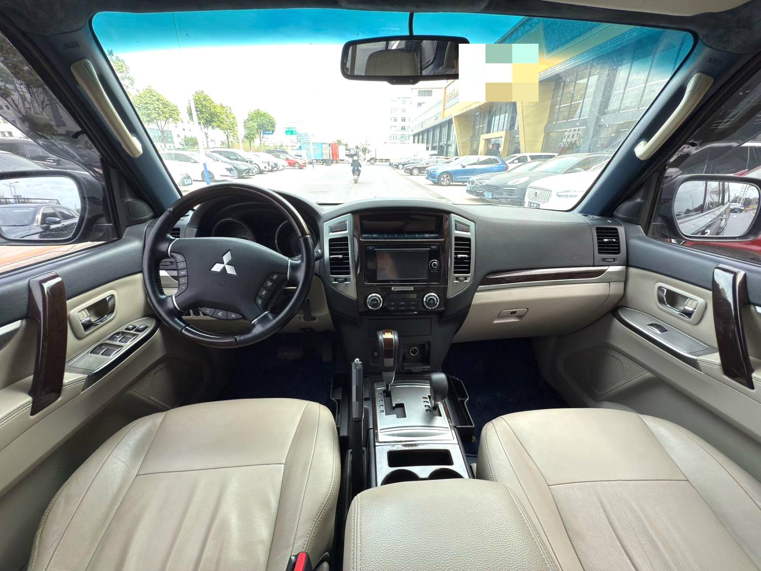 Mitsubishi Pajero-2
